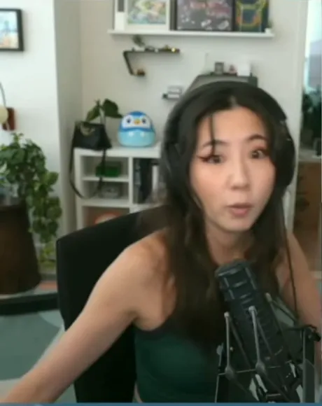 Fuslie Green Crop Top Tease OnlyFans Video Leaked