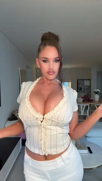 Gabbymccarthy Deep V Neck Tease OnlyFans Video Leaked