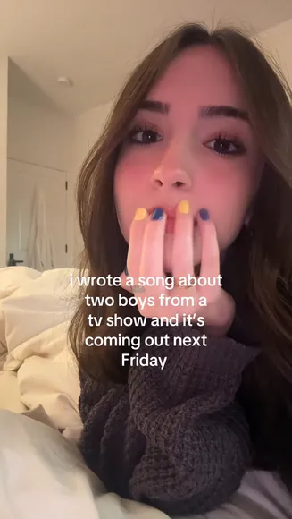 Gabrielabee Cozy Sweater Bed Pose OnlyFans Video Leaked