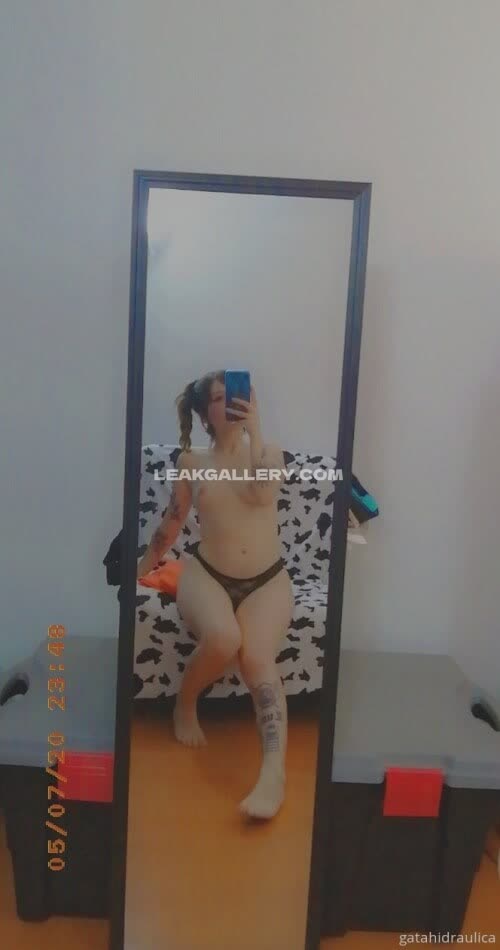 Gatahidraulica Thong Pose In Mirror OnlyFans Photo Leaked