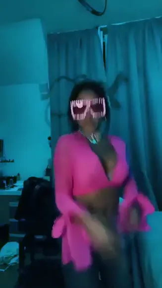 Glamgoomi Pink Crop Top Tease OnlyFans Video Leaked