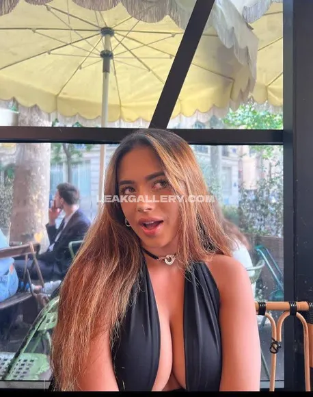 Glamgoomi Deep V-Neck Halter Top OnlyFans Photo Leaked