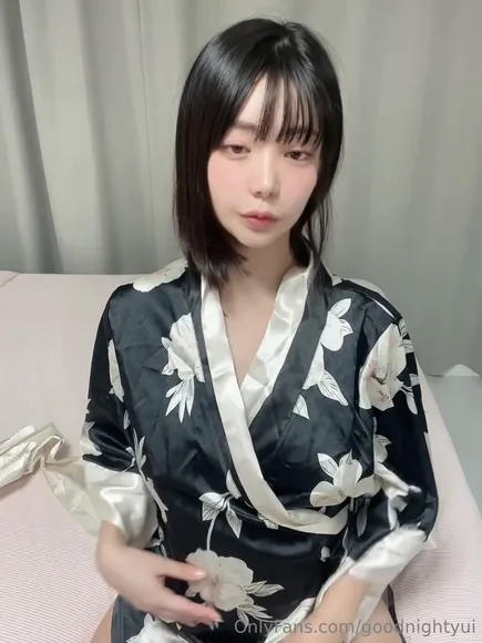 Goodmorningyui Floral Robe Tease OnlyFans Video Leaked
