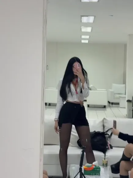 H___rvn Black Shorts Thigh Tease OnlyFans Video Leaked
