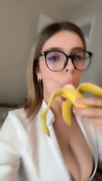 Hailey Banana Eating Tease OnlyFans Video Leaked