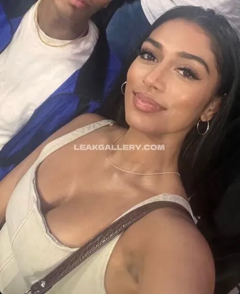 Han.rth Low Cut Top Tease OnlyFans Photo Leaked