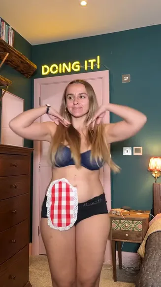 Hannahwitton Stoma Bag Tease OnlyFans Video Leaked