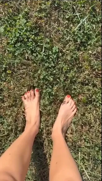 Hay_welch Bare Feet On Grass OnlyFans Video Leaked
