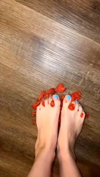 Hay_welch Feet In Crushed Strawberries OnlyFans Video Leaked