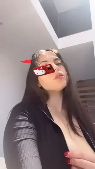 Heyimbee Low-Cut Zipper Top Tease OnlyFans Video Leaked