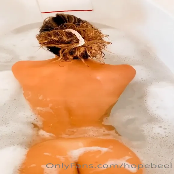 Hopebeel Bubbly Bathtub Booty OnlyFans Video Leaked