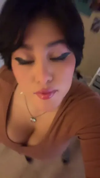 Howdycompa Low-Cut Top Tease OnlyFans Video Leaked