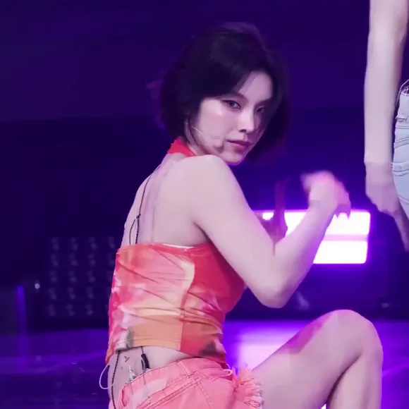 Hwang_yeji Crotchless Denim Shorts Tease OnlyFans Video Leaked
