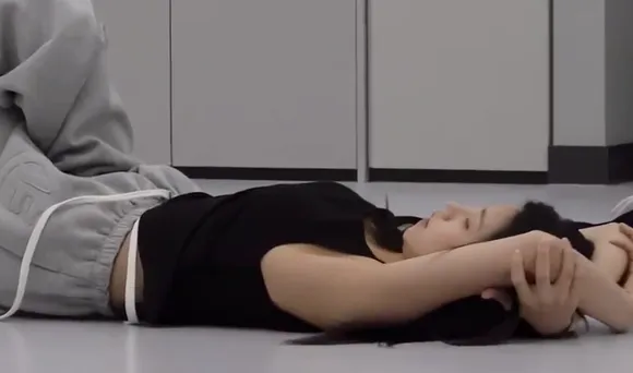 Hwang_yeji Floor Stretch In Crop Top OnlyFans Video Leaked