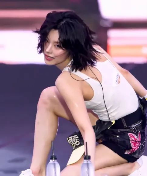 Hwang_yeji Bent Over Stage Pose OnlyFans Video Leaked