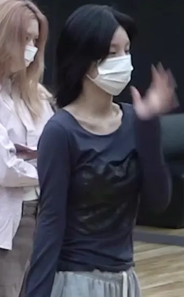 Hwang_yeji Black Long Sleeve Top OnlyFans Video Leaked