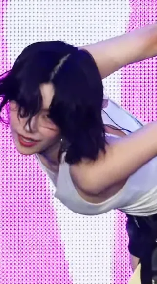 Hwang_yeji Low-Cut Tank Top Tease OnlyFans Video Leaked