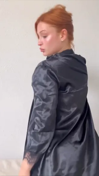 I.dina_hui Black Robe Tease OnlyFans Video Leaked