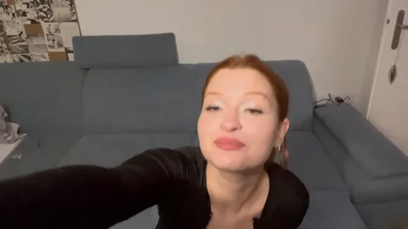 I.dina_hui Legs Spread On Couch OnlyFans Video Leaked