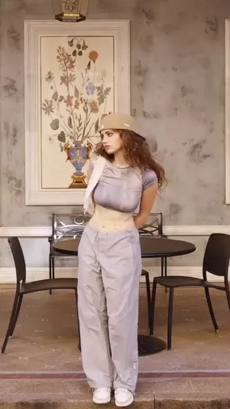 Dytto Bare Midriff While Scrolling OnlyFans Video Leaked