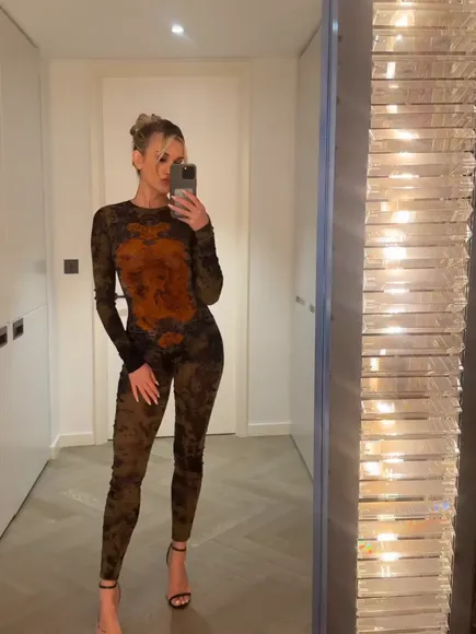 Iamashleyroberts Printed Bodysuit Mirror Selfie OnlyFans Video Leaked