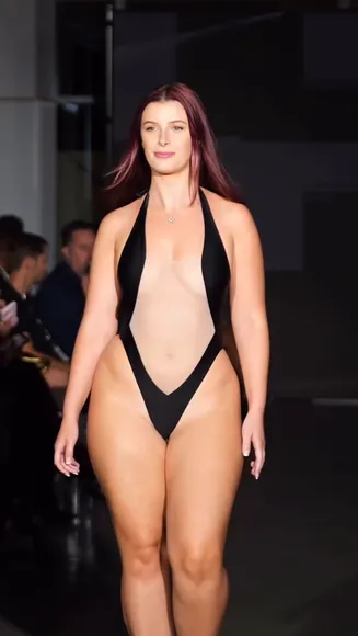 Iammmia1_ Black Bodysuit Strut OnlyFans Video Leaked