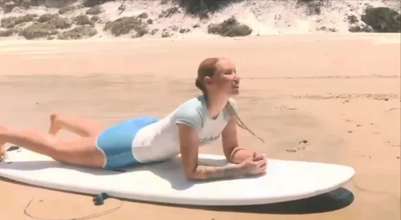 Iggyazalea Beach Surfboard Pose OnlyFans Video Leaked