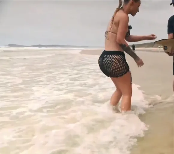 Iggyazalea Fishnet Skirt Beach Walk OnlyFans Video Leaked