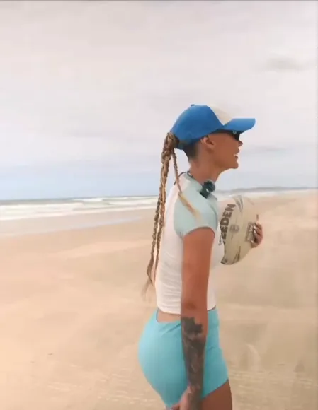 Iggyazalea Tight Shorts Beach Walk OnlyFans Video Leaked