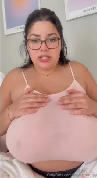 Ihearttrenityy Pink Top Tease OnlyFans Video Leaked