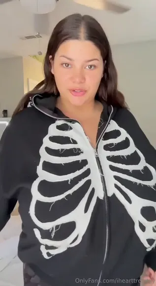 Ihearttrenityy Unzipped Skeleton Hoodie OnlyFans Video Leaked
