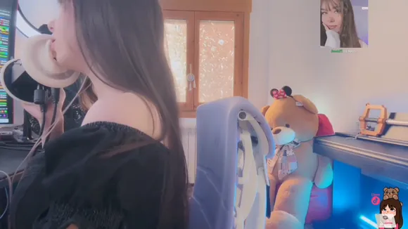 Ijenzbearmy Off Shoulder Top Tease OnlyFans Video Leaked