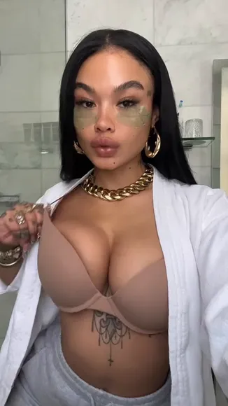 India Love Bra Display Under Robe OnlyFans Video Leaked