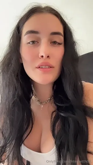 Internetth0tt Low-Cut Top Tease OnlyFans Video Leaked