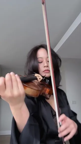 Irisbiidan Silk Robe Violin Tease OnlyFans Video Leaked