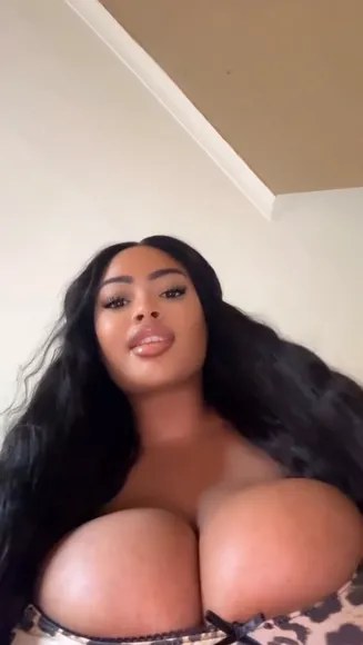 Irisqueen59 Leopard Print Boob Display OnlyFans Video Leaked