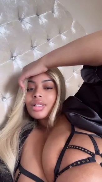 Irisqueen59 Black Strappy Bra Tease OnlyFans Video Leaked