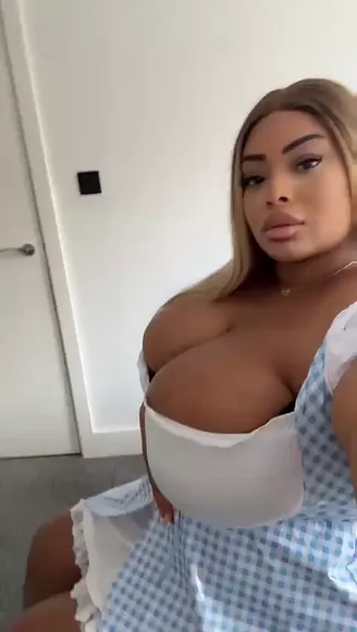 Irisqueen59 Low-Cut Maid Outfit OnlyFans Video Leaked