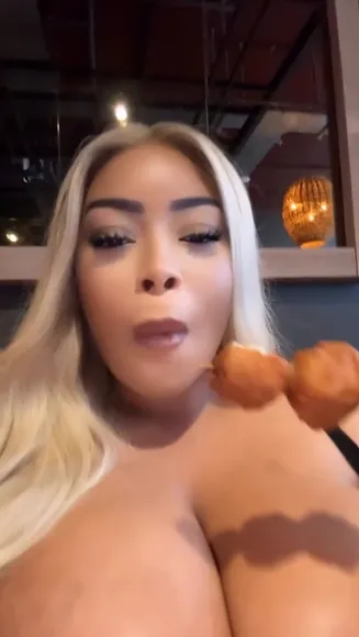 Irisqueen59 Topless Food Tease OnlyFans Video Leaked