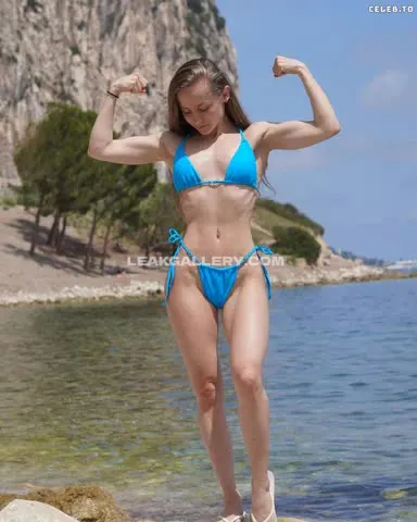 Isabelxm Bikini Flexing Muscles OnlyFans Photo Leaked