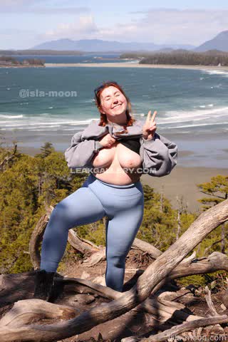 Islamoon Topless Outdoor Pose OnlyFans Photo Leaked