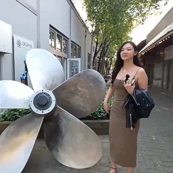Issfanfan Form-Fitting Dress Strut OnlyFans Video Leaked
