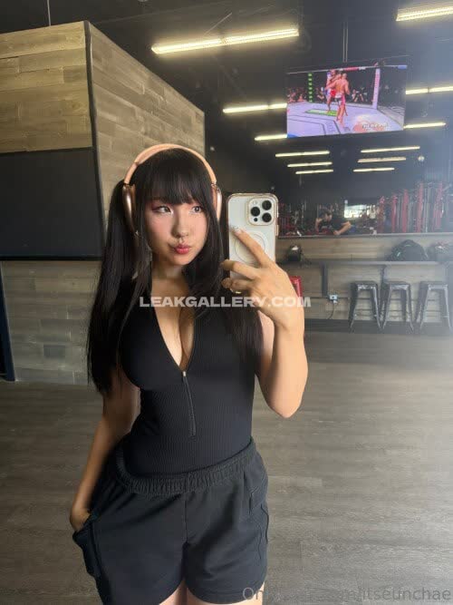 Itseunchae Deep V Bodysuit Selfie OnlyFans Photo Leaked