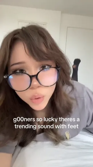 Ivy.owowo Feet Tease In Glasses OnlyFans Video Leaked