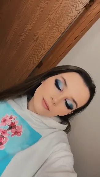 Izassassin Hoodie And Plaid Tease OnlyFans Video Leaked