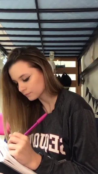 Izassassin Writing With Pink Pen OnlyFans Video Leaked