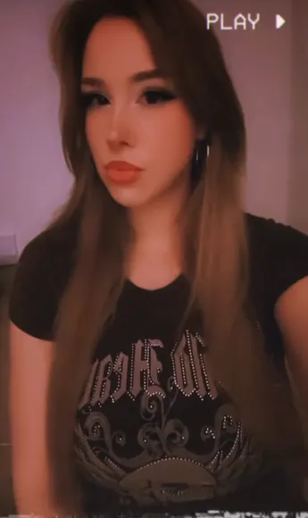 Izzy_g Black Graphic Tee Pose OnlyFans Video Leaked