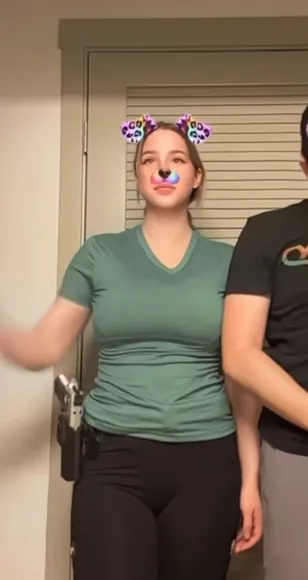 Izzy_g Green Shirt Gun Pose OnlyFans Video Leaked