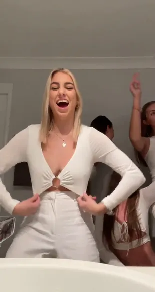 Jade Jacobs Deep V-Neck Top Tease OnlyFans Video Leaked
