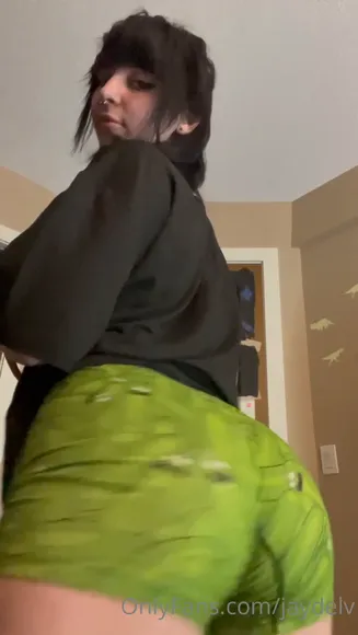 Jaydelv Green Shorts Ass Grind OnlyFans Video Leaked
